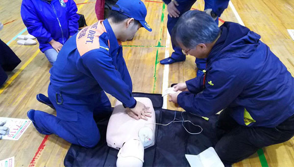 AED操作講習中の道越OB